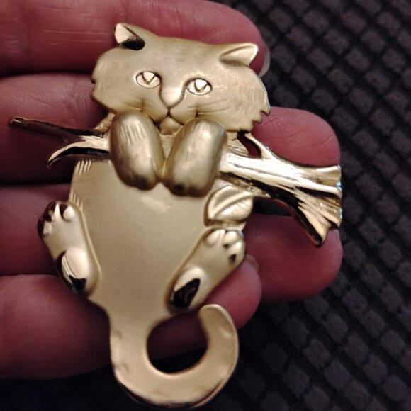 Gold Cat Figure Hanging On A Tree Branch Brooch With A Code (PLVQ?) - Picture 4 of 7